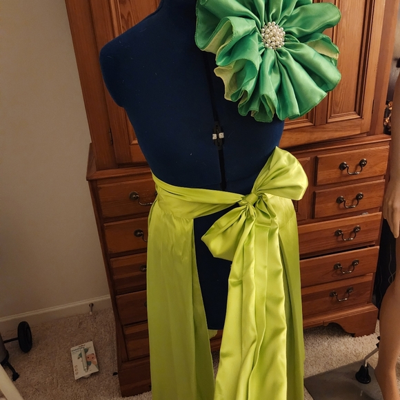 Shades of green drape wrap and large flower pin - Picture 4 of 4